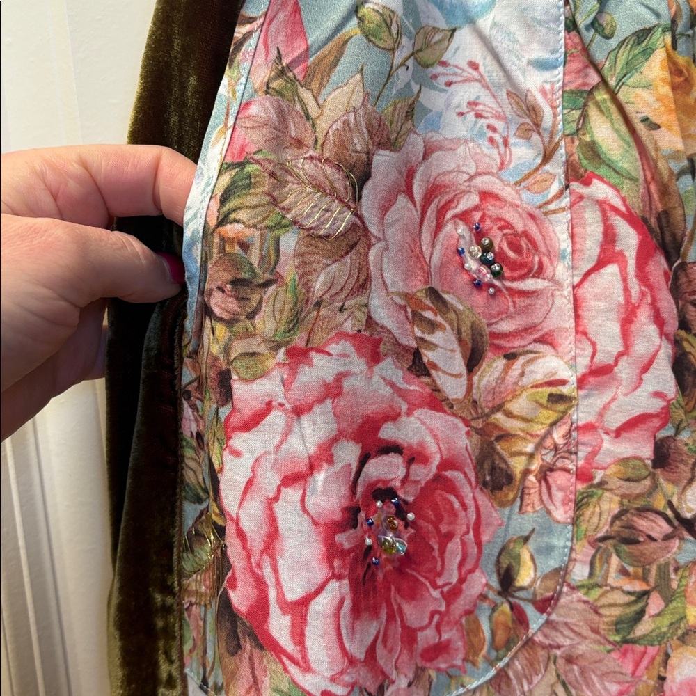 NWT Rose print pants with velvet strip - Picture 3 of 6